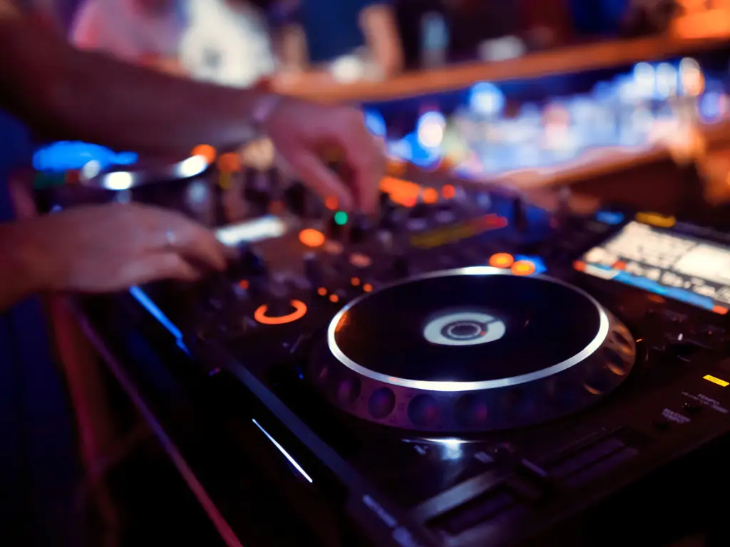 DJ